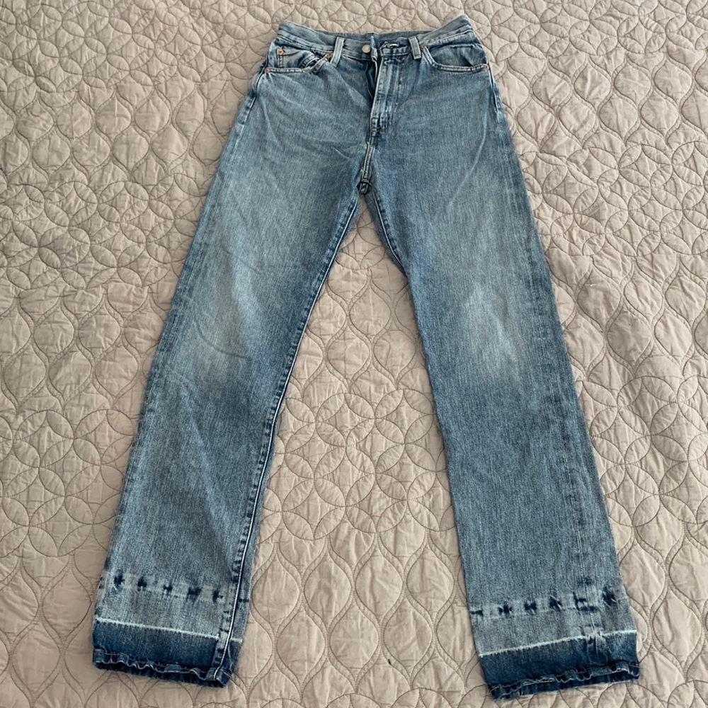 100% cotton Levis 701 in 25. inseam: 34